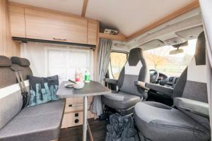 5-Reisemobil  V 66 Adv.