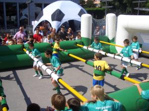 1-Riesenwuzzler, Riesenkicker der Spaß für Firmenevents, Stadtfeste, Kinderfeste, usw.