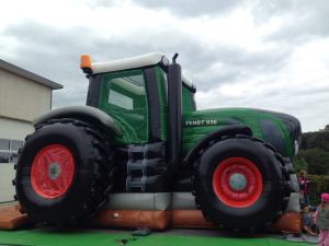 Riesentraktor Fendt Hüpfburg mieten Riesentraktor Fendt Hüpfburg mieten
