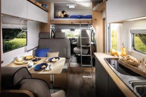 2-Reisemobil LMC Alkoven 690