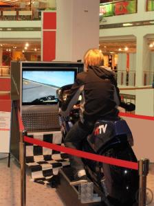 4-PAKET Motorrad Simulator + Rennwagen Fahrsimulator - F1 Simulator - Doppel Rennsimulation - Mieten