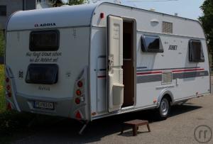 WellCAMP Wohnwagen mieten, 6 Schlafplätze, mit Stockbetten, großem Kühlschrank, TV, Radträger.