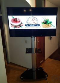 1-Smart TV mit fahrbarem TV Ständer zum mieten für Messen und Events